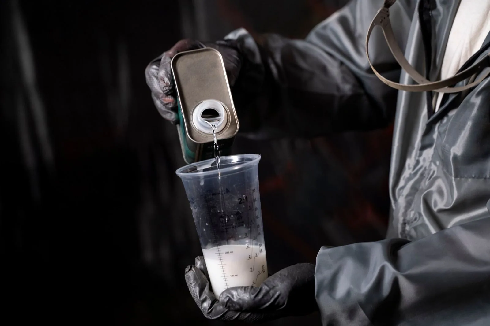 Coater measuring material in a graduated mixing cup